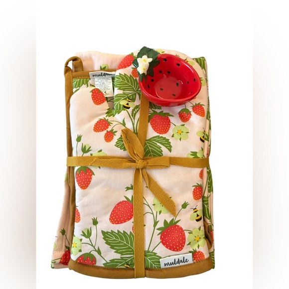 Muldale Oven Mitt and Kitchen Towel Set. Strawberry Dish and Pot Holders. - Picture 4 of 10